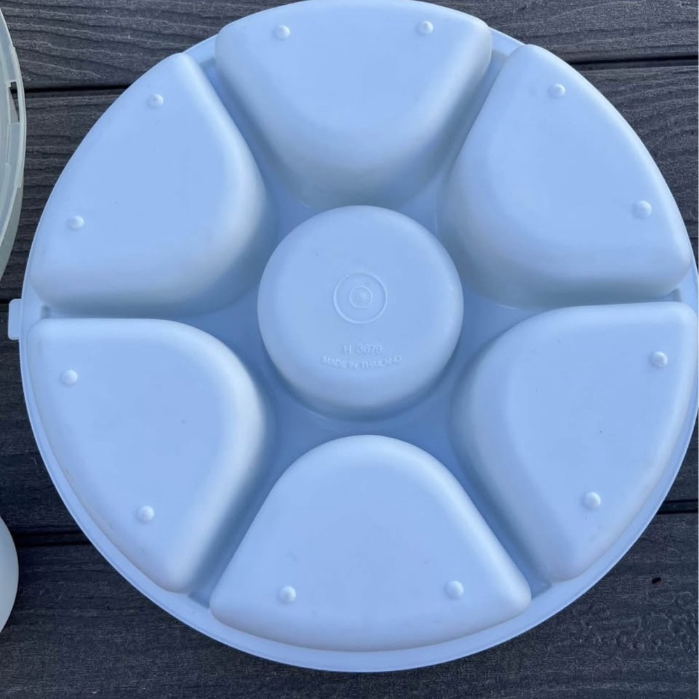 Veggies Tray with Twist and Lock Lid - Picture 5 of 5